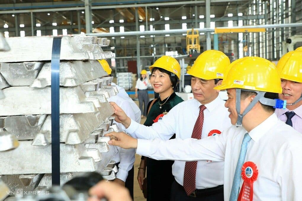 Phó Thủ tướng Phan Văn Giang và lãnh đạo kiểm tra nhôm thỏi tại Nhà máy Điện phân nhôm Đắk Nông