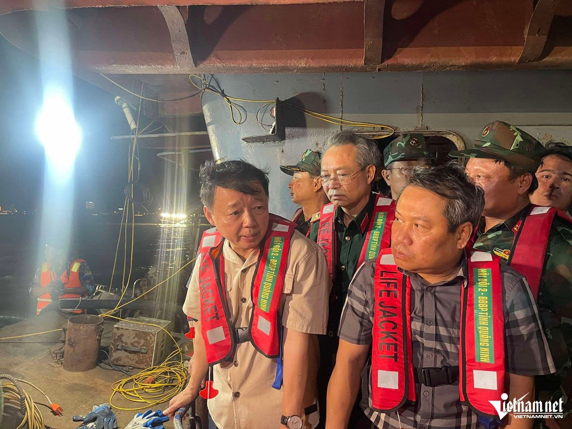 Phó Thủ tướng Trần Hồng Hà và các lãnh đạo chỉ đạo công tác cứu nạn tàu lật trên Vịnh Hạ Long vào đêm khuya