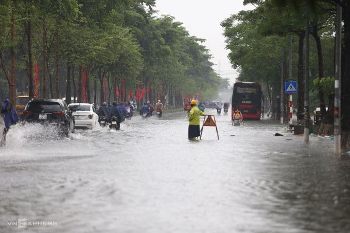 Phố Tân Mai ngập lụt sau cơn mưa lớn tại Hà Nội