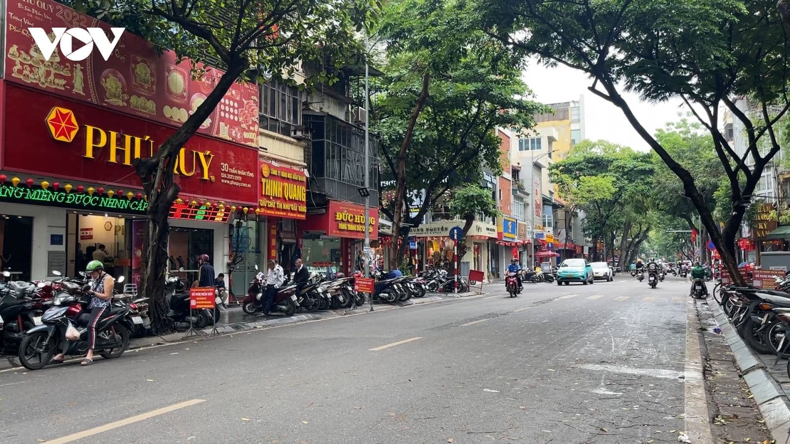 Phố vàng Trần Nhân Tông vắng vẻ, phản ánh tâm lý thị trường vàng hạ nhiệt và sự giằng xé của nhà đầu tư