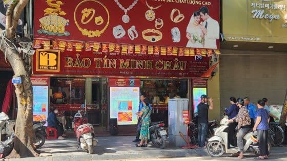 Phố vàng vắng lặng, người mua thưa thớt khi giá vàng giảm mạnh tại Việt Nam.
