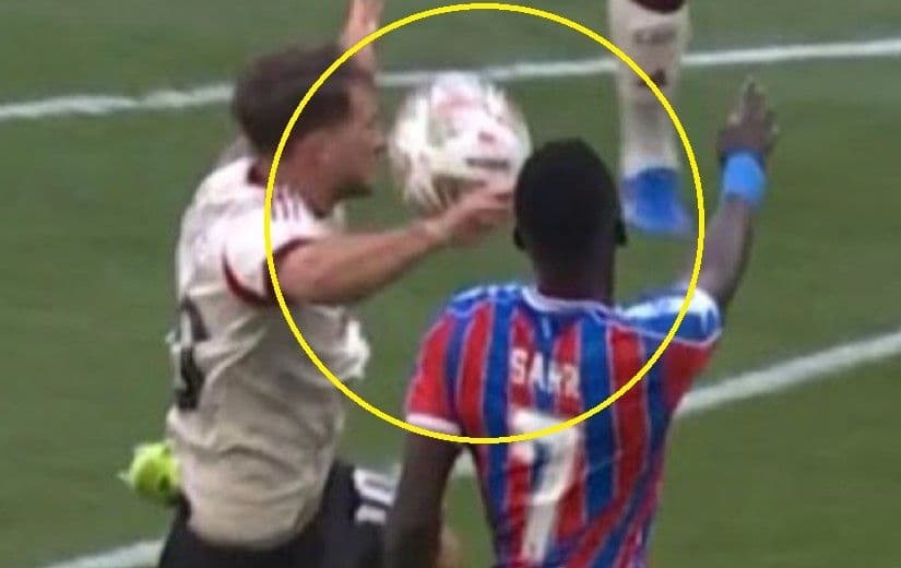 Pha bóng chạm tay gây tranh cãi của Mac Allister trong vòng cấm Liverpool.