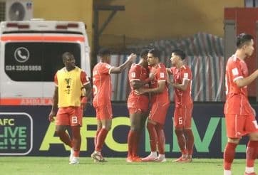 Pha bóng căng thẳng giữa cầu thủ Thể Công Viettel và Melbourne Victory trên sân Hàng Đẫy