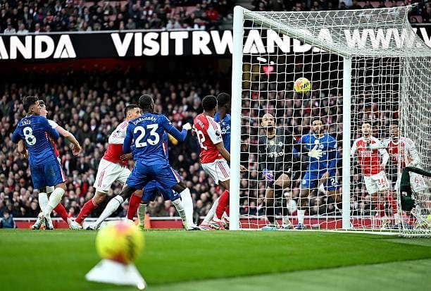 Pha bóng căng thẳng trước khung thành, thể hiện sự quyết liệt trong chiến thuật của cả Arsenal và Chelsea