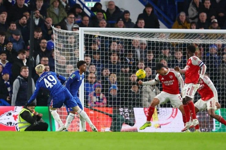 Pha bóng căng thẳng trong trận đấu của Arsenal, tượng trưng cho những thử thách và cơ hội chứng tỏ bản thân tại Cúp Liên đoàn.