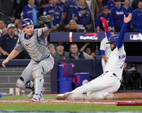 Pha bóng quyết định tại sân nhà giữa cầu thủ Blue Jays và Dodgers trong Game 7 World Series.