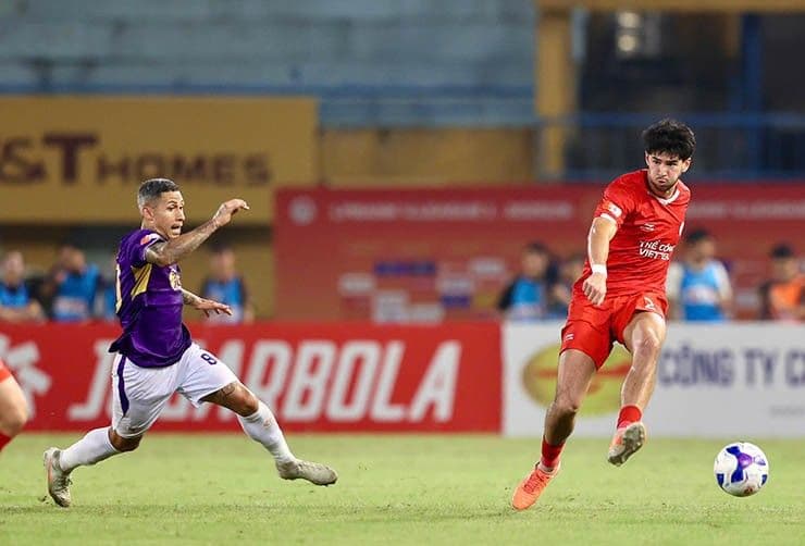 Pha bóng tấn công đầy tốc độ của cầu thủ V-League