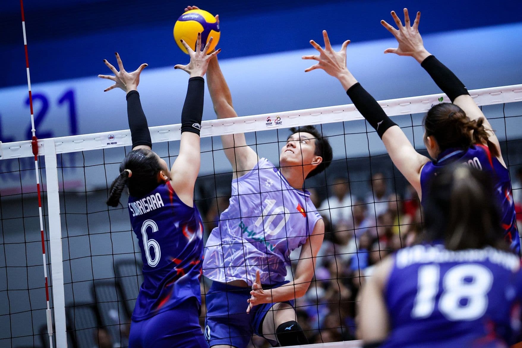 Pha chắn bóng quyết liệt của đội tuyển bóng chuyền nữ Việt Nam trong trận đấu với Thái Lan.