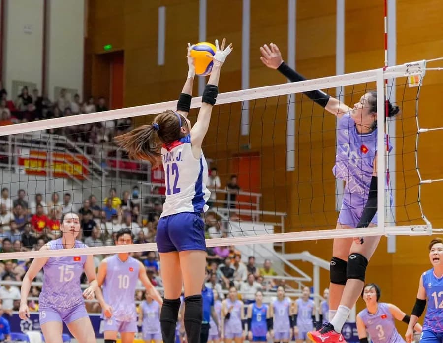 Pha chuyền hai và chắn bóng đầy kịch tính trong trận đấu bóng chuyền trực tiếp.