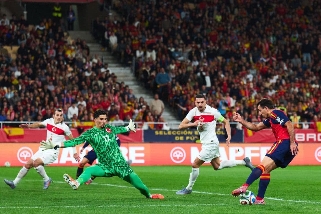 Pha dứt điểm của cầu thủ Tây Ban Nha trước khung thành Thổ Nhĩ Kỳ