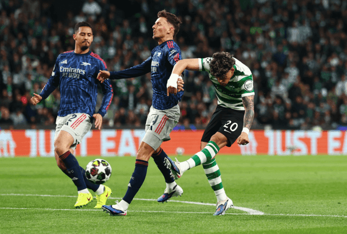 Pha dứt điểm của Sporting Lisbon bị cản phá, thể hiện bản lĩnh thép trong phòng ngự của Arsenal.