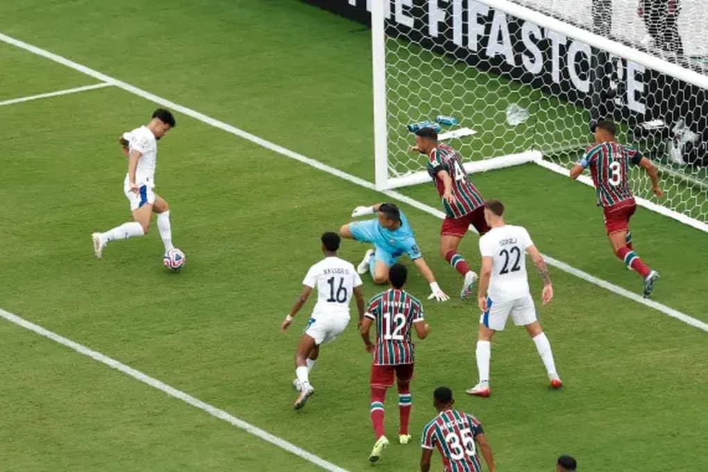 Pha dứt điểm nguy hiểm của cầu thủ Al Hilal trong vòng cấm địa Fluminense.