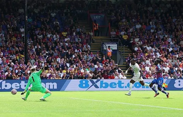 Pha dứt điểm nguy hiểm của cầu thủ Crystal Palace trong nỗ lực phá vỡ lời nguyền trước Nottingham Forest.