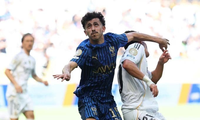 Pha phạm lỗi của Al-Qahtani với Fran Garcia, khiến Al Hilal bị thổi phạt đền phút 89. Ảnh: Reuters