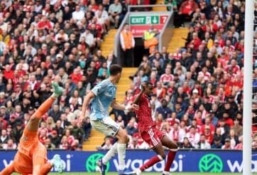 Pha tranh bóng trong trận đấu giữa Liverpool và một đối thủ, gợi nhớ trận hòa kịch tính của Newcastle