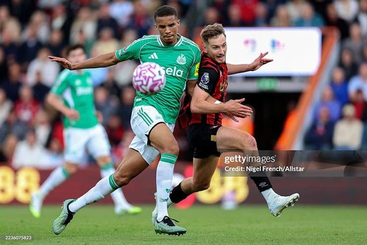 Pha tranh chấp bóng bổng giữa cầu thủ hai đội, tượng trưng cho trận hòa đầy kịch tính và ý nghĩa cho cả Bournemouth và Newcastle.