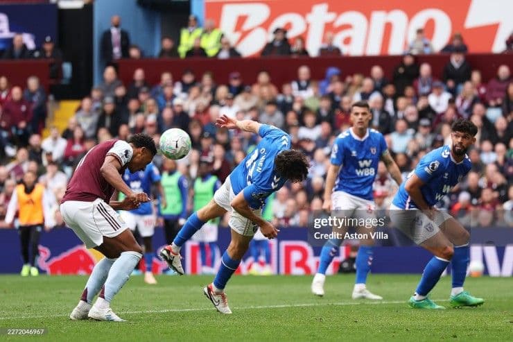 Pha tranh chấp bóng bổng quyết liệt giữa cầu thủ Aston Villa và Sunderland, thể hiện sự kịch tính ngay từ những phút đầu trận.