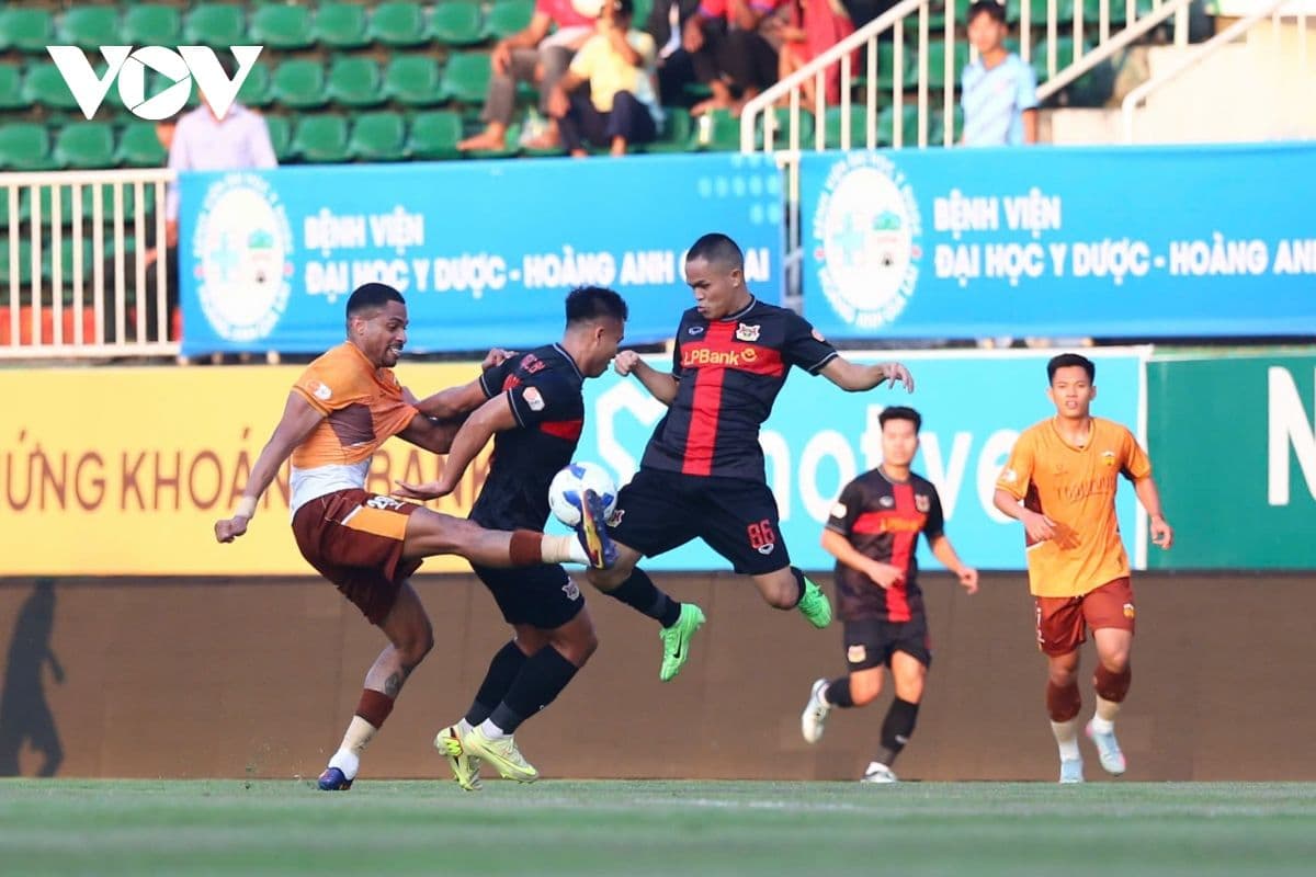Pha tranh chấp bóng bổng quyết liệt giữa cầu thủ Hoàng Anh Gia Lai và Ninh Bình, thủ môn bật cao cản phá.