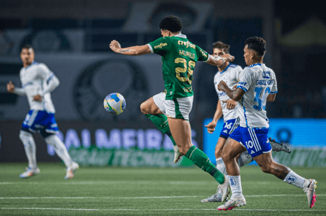 Pha tranh chấp bóng căng thẳng giữa các cầu thủ trong giải VĐQG Brazil