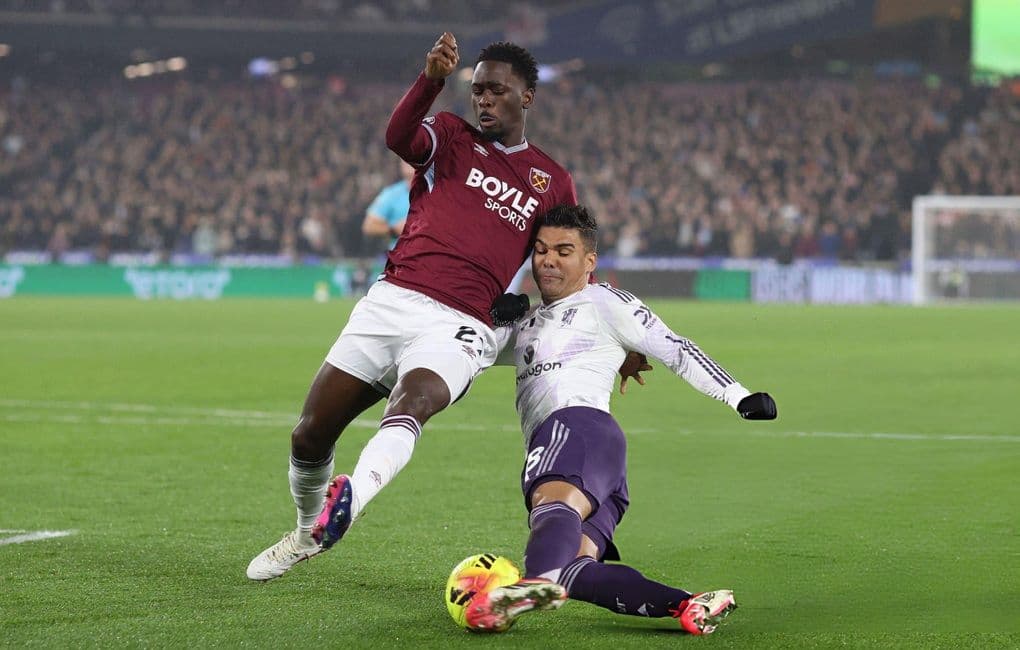 Pha tranh chấp bóng căng thẳng giữa cầu thủ Man Utd và West Ham tại Premier League