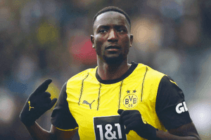 Pha tranh chấp bóng giữa các cầu thủ, minh họa cho sự cạnh tranh và dự đoán kết quả trận đấu quan trọng.