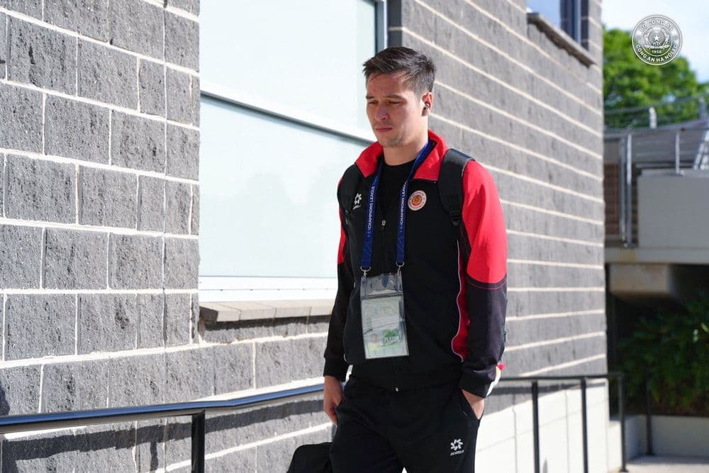 Pha tranh chấp bóng giữa cầu thủ CAHN và đối thủ Macarthur FC