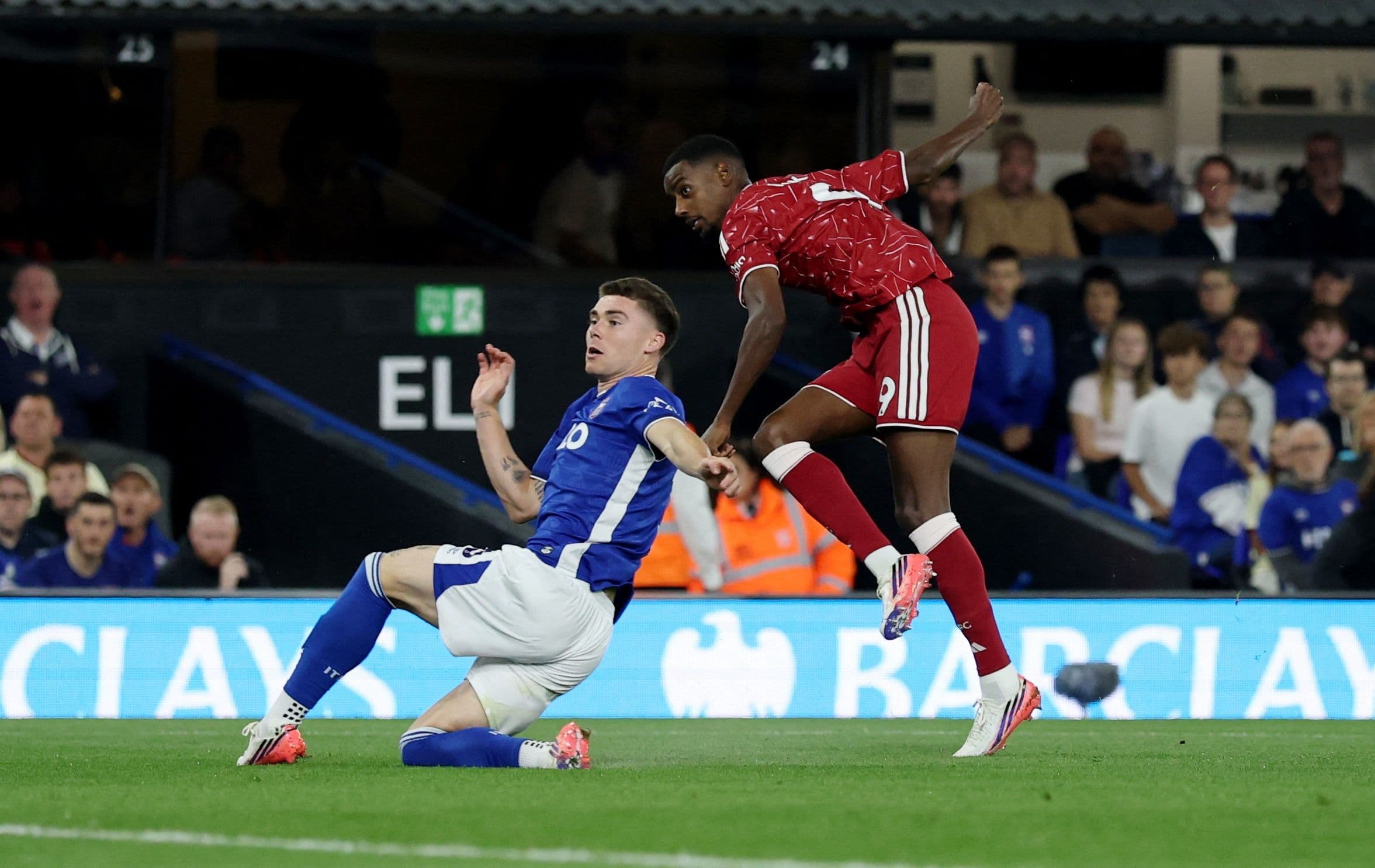 Pha tranh chấp bóng giữa cầu thủ Liverpool và Ipswich Town tại Portman Road