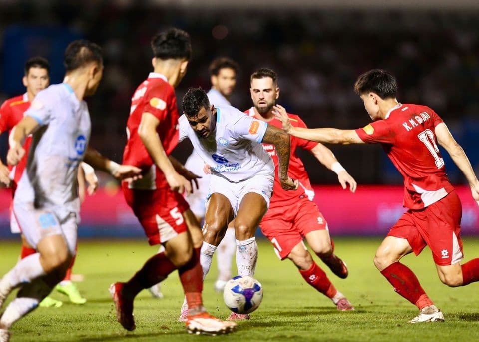 Pha tranh chấp bóng quyết liệt giữa các cầu thủ CAHN và Hải Phòng trên sân