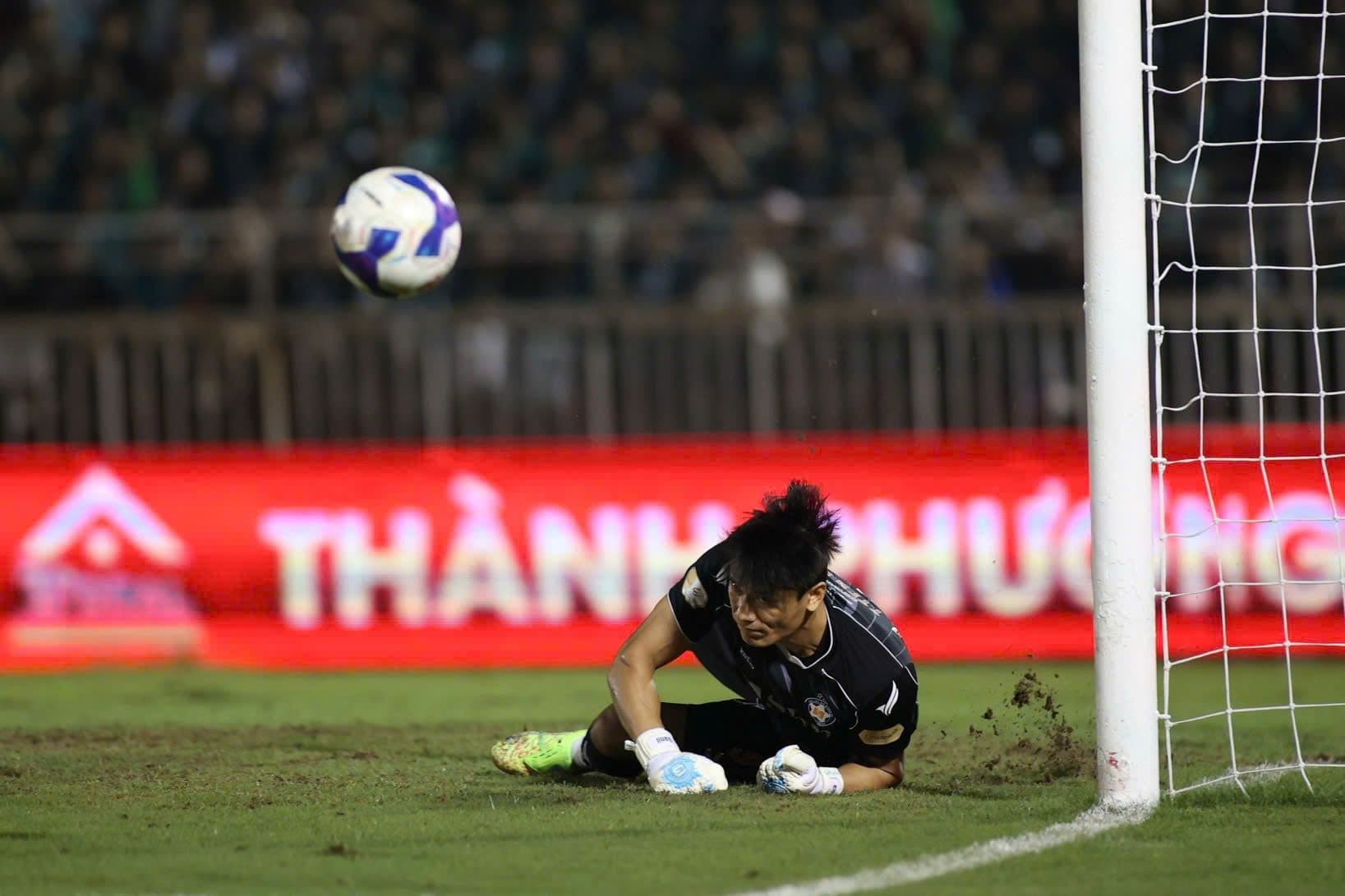 Pha tranh chấp bóng quyết liệt giữa các cầu thủ SHB Đà Nẵng và Bình Phước.