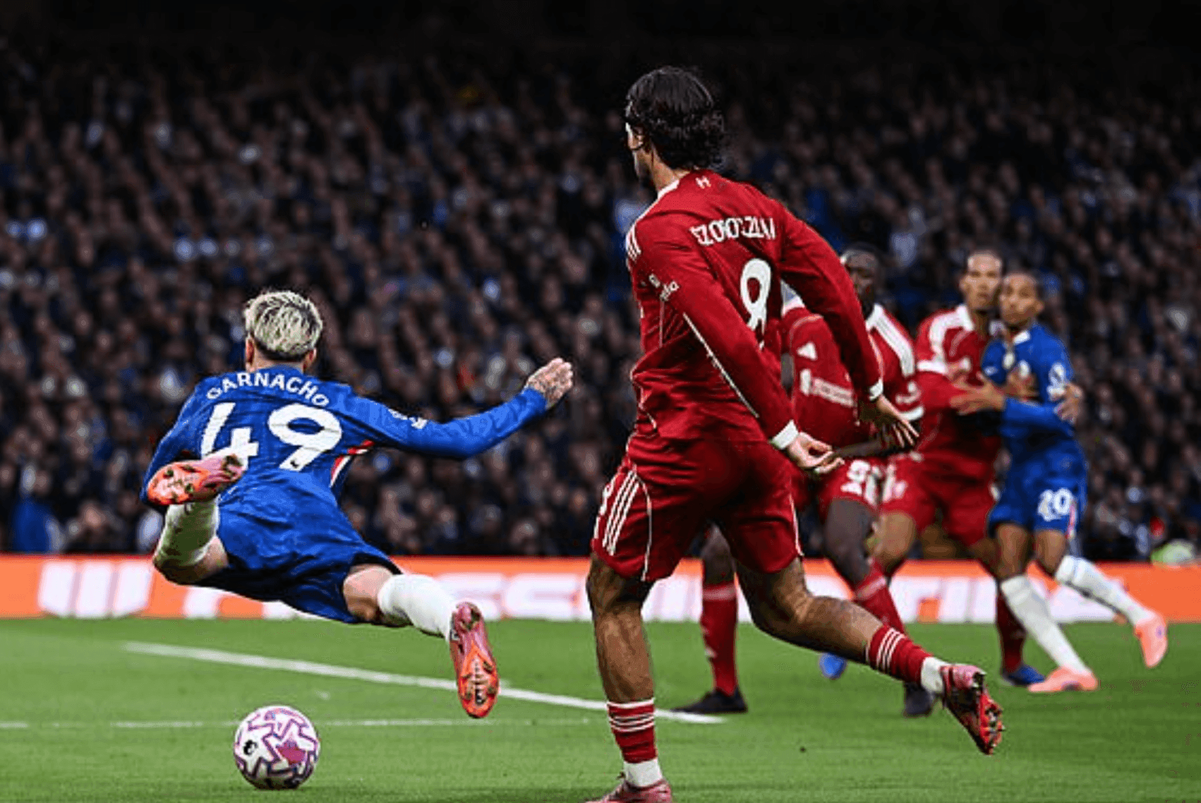 Pha tranh chấp bóng quyết liệt giữa cầu thủ Chelsea và Liverpool, thể hiện sự chật vật của các đội bóng lớn.