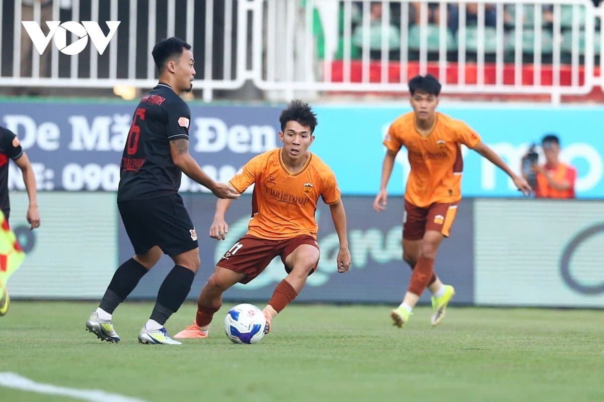 Pha tranh chấp bóng quyết liệt giữa cầu thủ Hoàng Anh Gia Lai và Ninh Bình, thể hiện sự kịch tính của V-League.