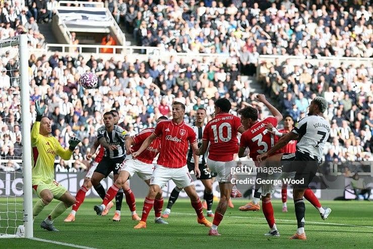 Pha tranh chấp bóng quyết liệt giữa cầu thủ Newcastle và Nottingham Forest trong trận đấu