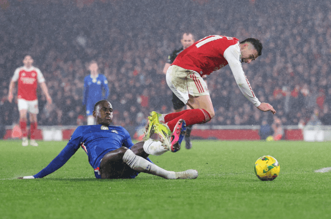 Pha tranh chấp bóng quyết liệt giữa Trevoh Chalobah của Chelsea và Gabriel Martinelli của Arsenal dưới cơn mưa tại Emirates.