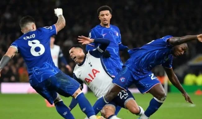 Pha tranh chấp bóng quyết liệt trên sân, tượng trưng cho cuộc chiến ở tuyến giữa và hai cánh.