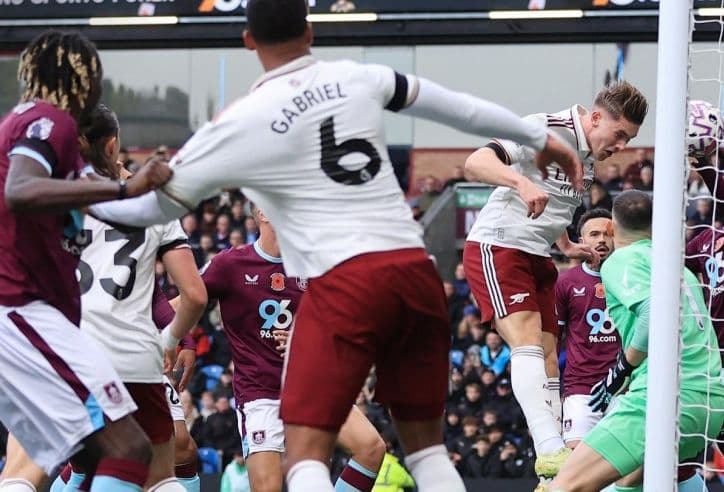 Pha tranh chấp bóng quyết liệt trong trận đấu bóng đá