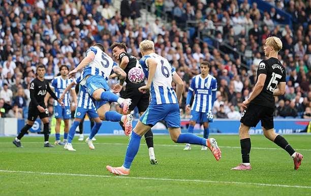 Pha tranh chấp bóng trên không giữa cầu thủ Brighton và Tottenham.