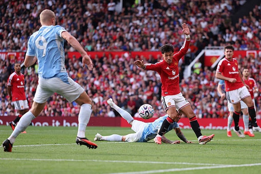 Pha tranh chấp gây tranh cãi dẫn đến bàn thắng của Man City vào lưới Man Utd, với Lisandro Martinez và cầu thủ Man City.