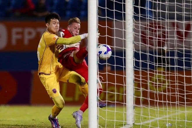 Pha tranh chấp quyết liệt giữa cầu thủ Becamex TP.HCM và Công an TP.HCM trong những phút đầu trận.