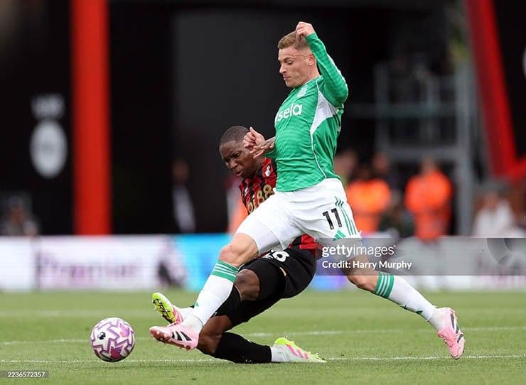 Pha tranh chấp quyết liệt giữa cầu thủ Bournemouth và Newcastle, gợi lên những quyết định gây tranh cãi của trọng tài.