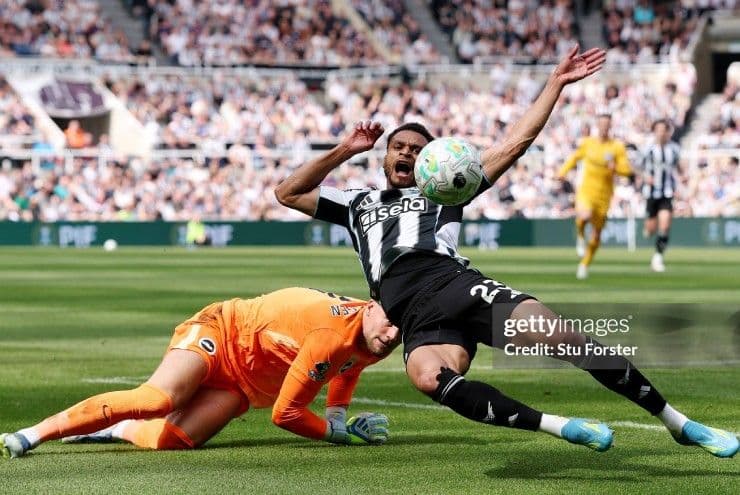 Pha tranh chấp quyết liệt giữa cầu thủ Newcastle và thủ môn Brighton ở những phút cuối