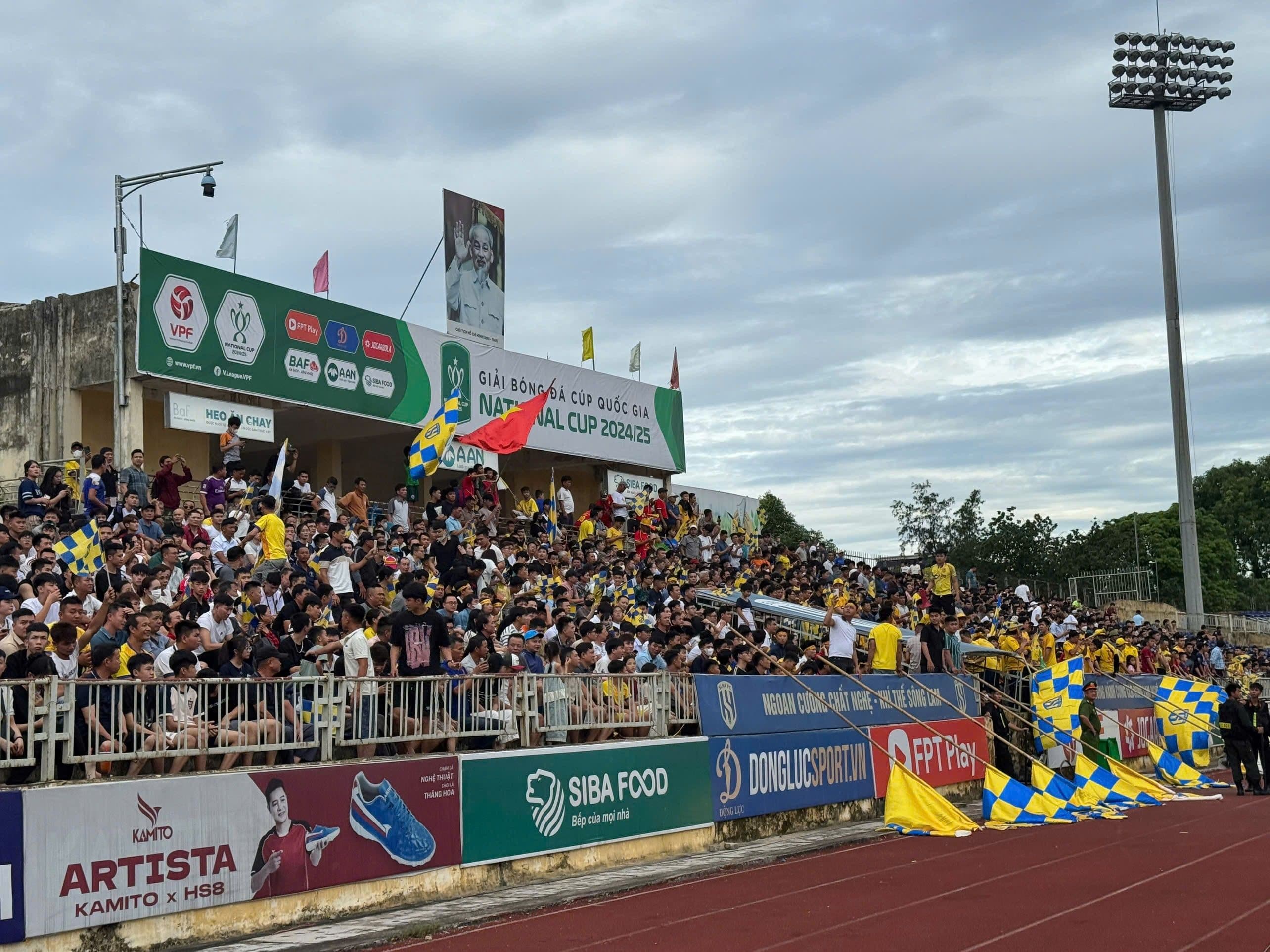 Pha tranh chấp quyết liệt trong trận chung kết Cúp Quốc gia giữa Sông Lam Nghệ An và Công an Hà Nội.