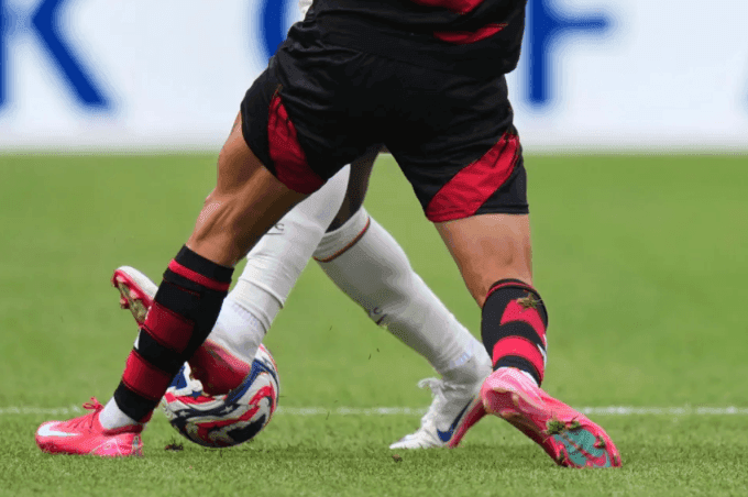 Pha vào bóng bằng gầm giày của Nicolas Jackson. Ảnh: AP