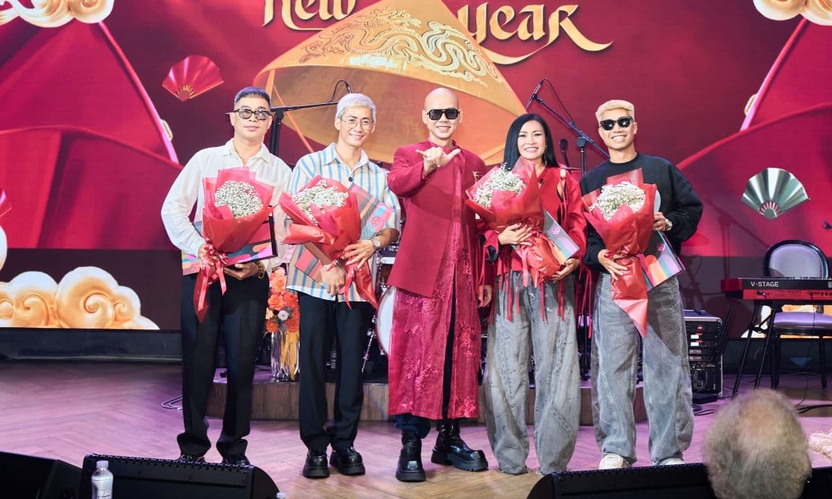 Phan Đinh Tùng cùng các nghệ sĩ khác trên sân khấu, thể hiện sự đa dạng và đổi mới của nhạc Tết trong tương lai.