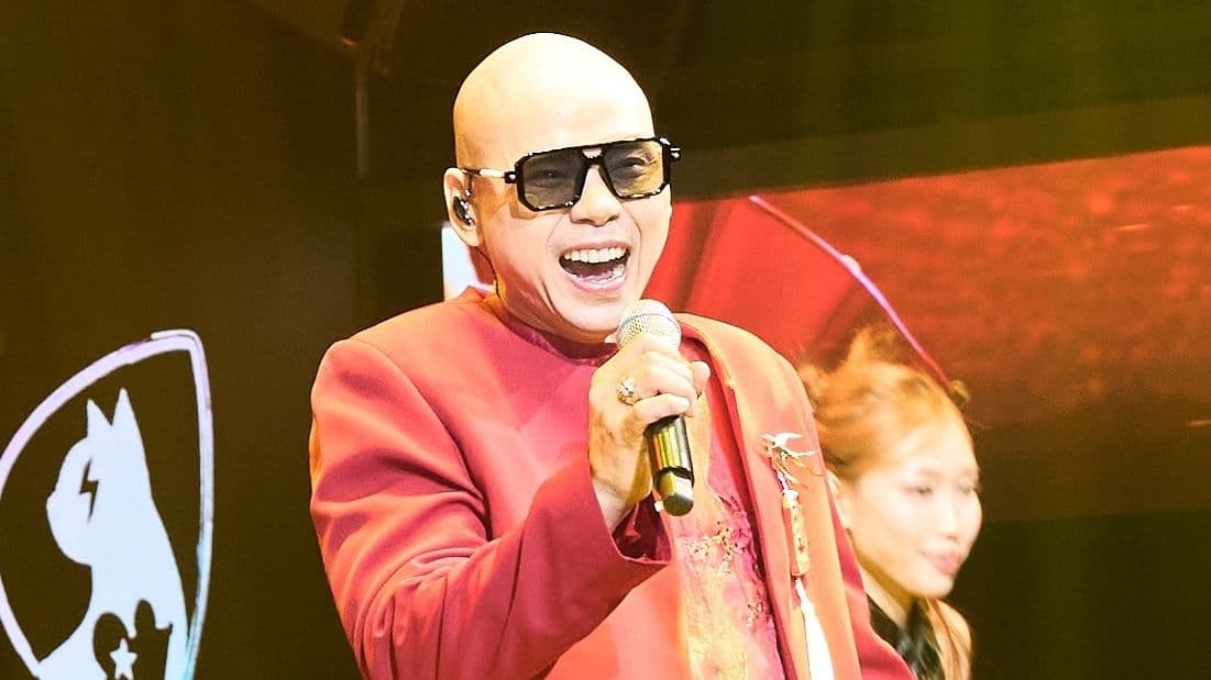 Phan Đinh Tùng trình diễn ca khúc 'Happy New Year', lan tỏa thông điệp bình an và tích cực.