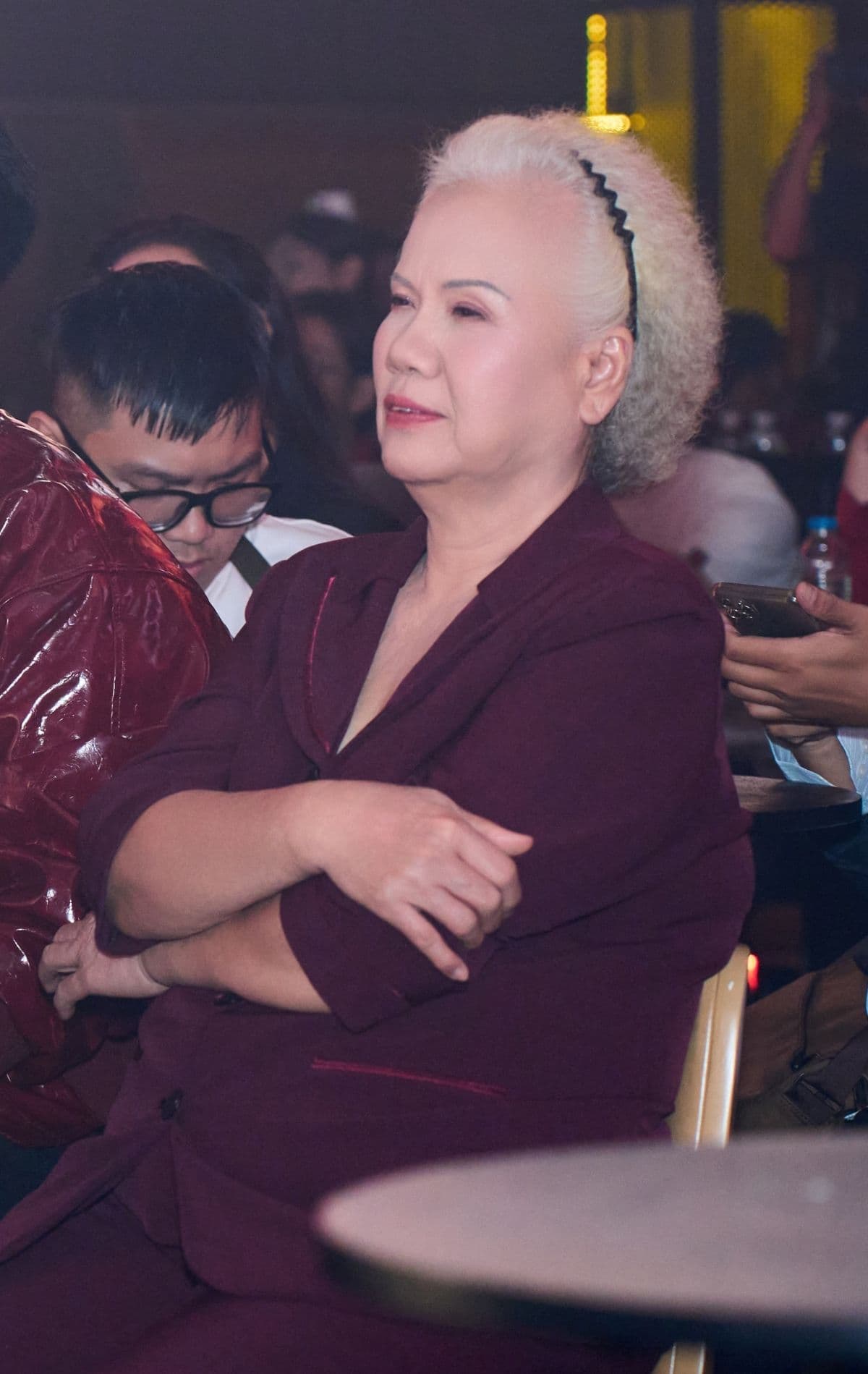 Phan Đinh Tùng trong trang phục giao thoa giữa truyền thống và hiện đại, thể hiện sự định hình bản thân.