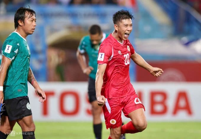 Phan Văn Đức ăn mừng bàn thắng ấn định tỷ số 3-0 cho CAHN trước Tai Po.