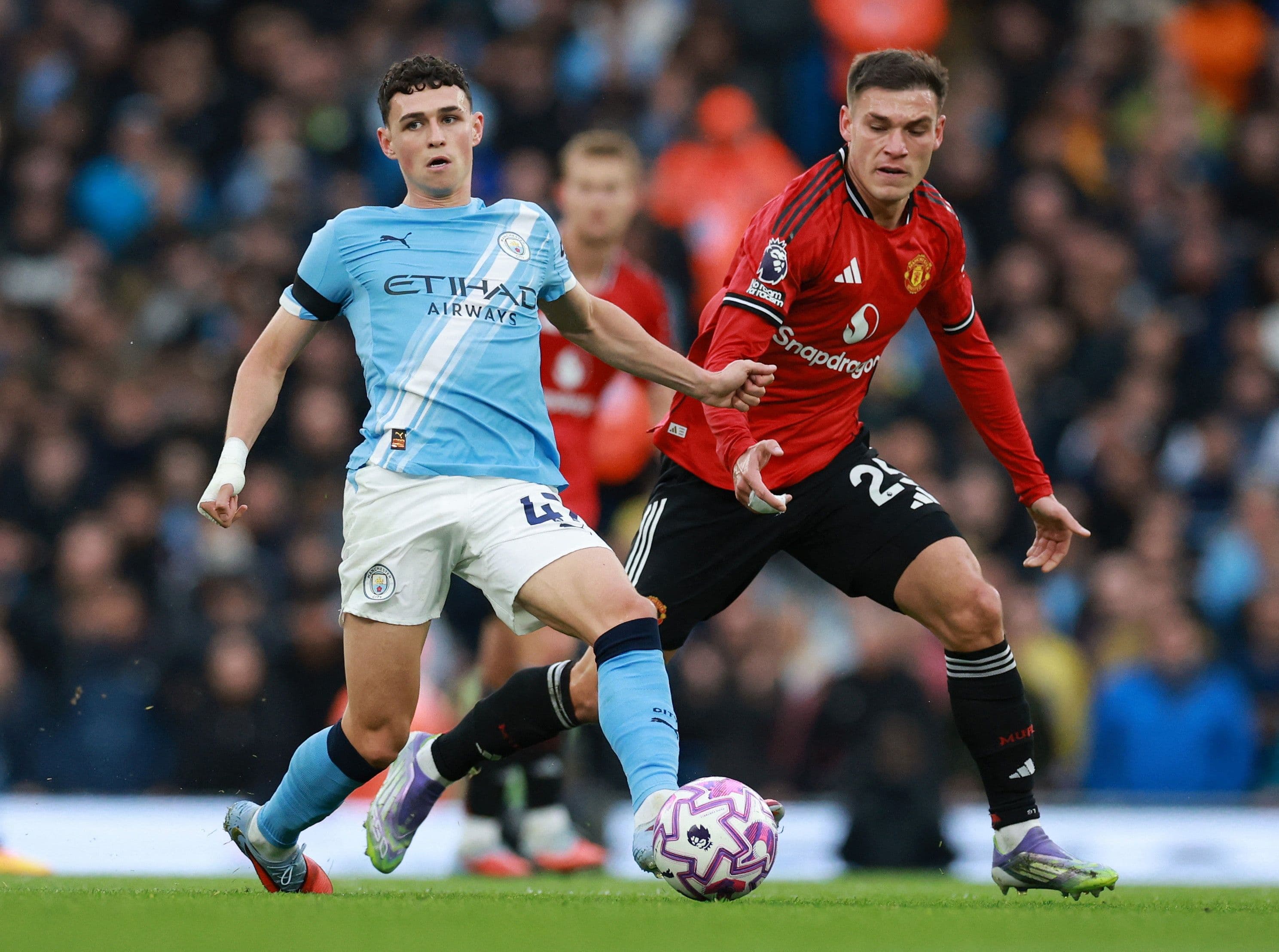 Phil Foden của Manchester City trong pha tranh chấp bóng, người đã ghi bàn mở tỷ số trong trận derby