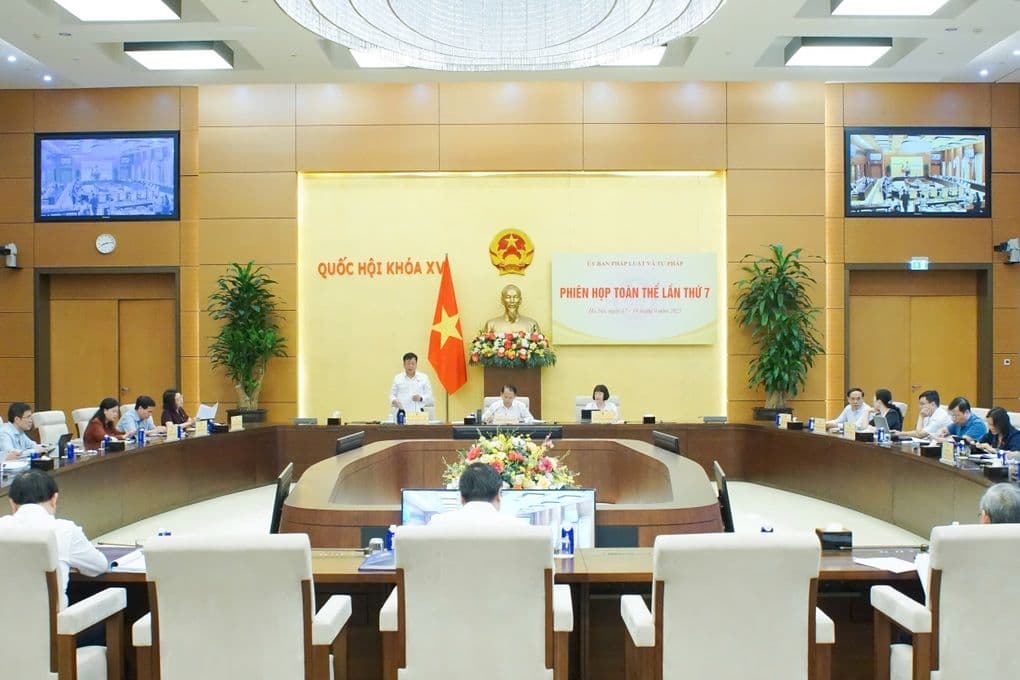 Phiên họp toàn thể của Quốc hội thảo luận về các đề xuất cải cách viên chức.