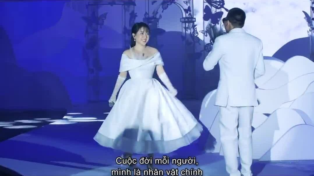 Phạm Đăng Anh Thư biểu diễn cùng rapper Wowy trên sân khấu.