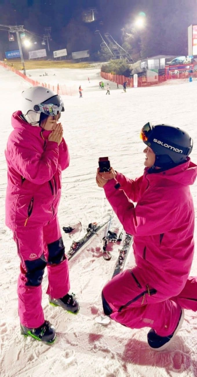 Phạm Đăng Anh Thư xúc động khi được bạn trai cầu hôn trên sân trượt tuyết.